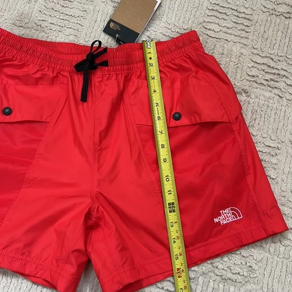 The North Face women’s windwall outline shorts horizon red Size Medium, New! - Picture 16 of 16